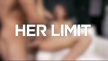 Cewek Asia Langsing Pake Lingerie Pink… Diminyaki Habis, Kontolnya Dimasukin Keras Dari Belakang.