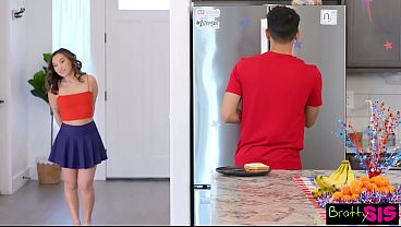 Malam 4 Juli, Kimmy Kimm Nungging Minta Diego Perez Tumpahkan Semua Kontolnya Ke Dalam Memeknya Sampai Penuh.