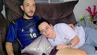 Irmãzinha é Provocada Pelo Irmão Enquanto Assiste Ao Jogo Do Brasil, Tesão No Ar