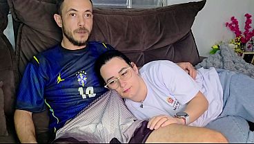 Irmãzinha é Provocada Pelo Irmão Enquanto Assiste Ao Jogo Do Brasil, Tesão No Ar