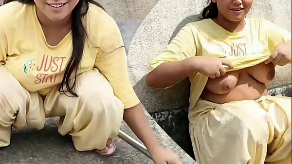 बीवी के साथ छत पर जोरदार चुदाई, गाँव की देसी लड़की का भाभी के साथ गर्म हिंदी सेक्स वीडियो