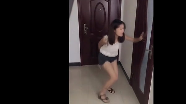 Cewek-cewek China Udah Kebelet Banget Mau Pipis, Saking Nggak Tahan Lagi Sampe Crot Di Celana.