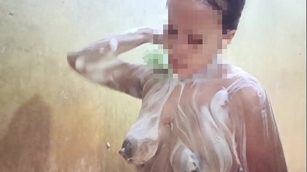 Lihatin Aku Mandi Aja Sayang, Biar Kamu Makin Bernafsu Lihat Tubuh Basahku.