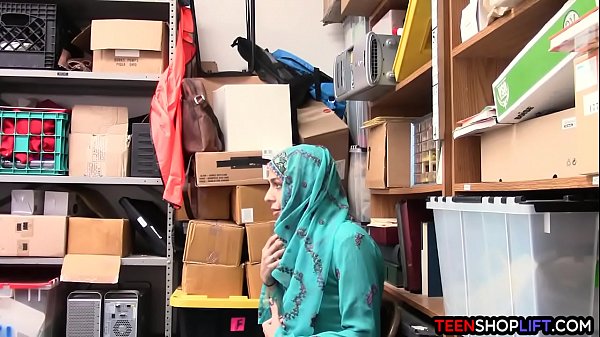 Gadis Arab Belia Ketahuan Mencuri, Digebuk Dan Digaruk Satpam Di Toko.